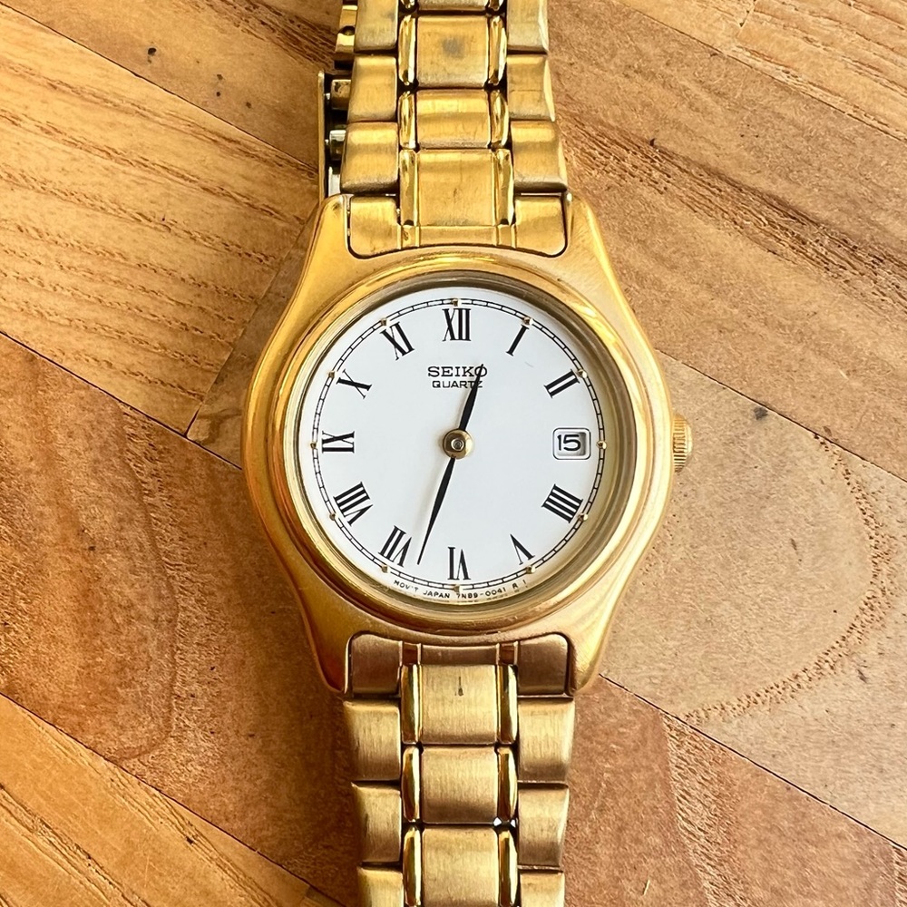 Vintage Seiko ladies round gold tone dress watch NEW BATTERY